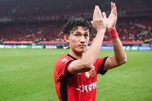 记者：王燊超肋骨骨折在静养康复阶段，真玩命也能踢但着眼长远